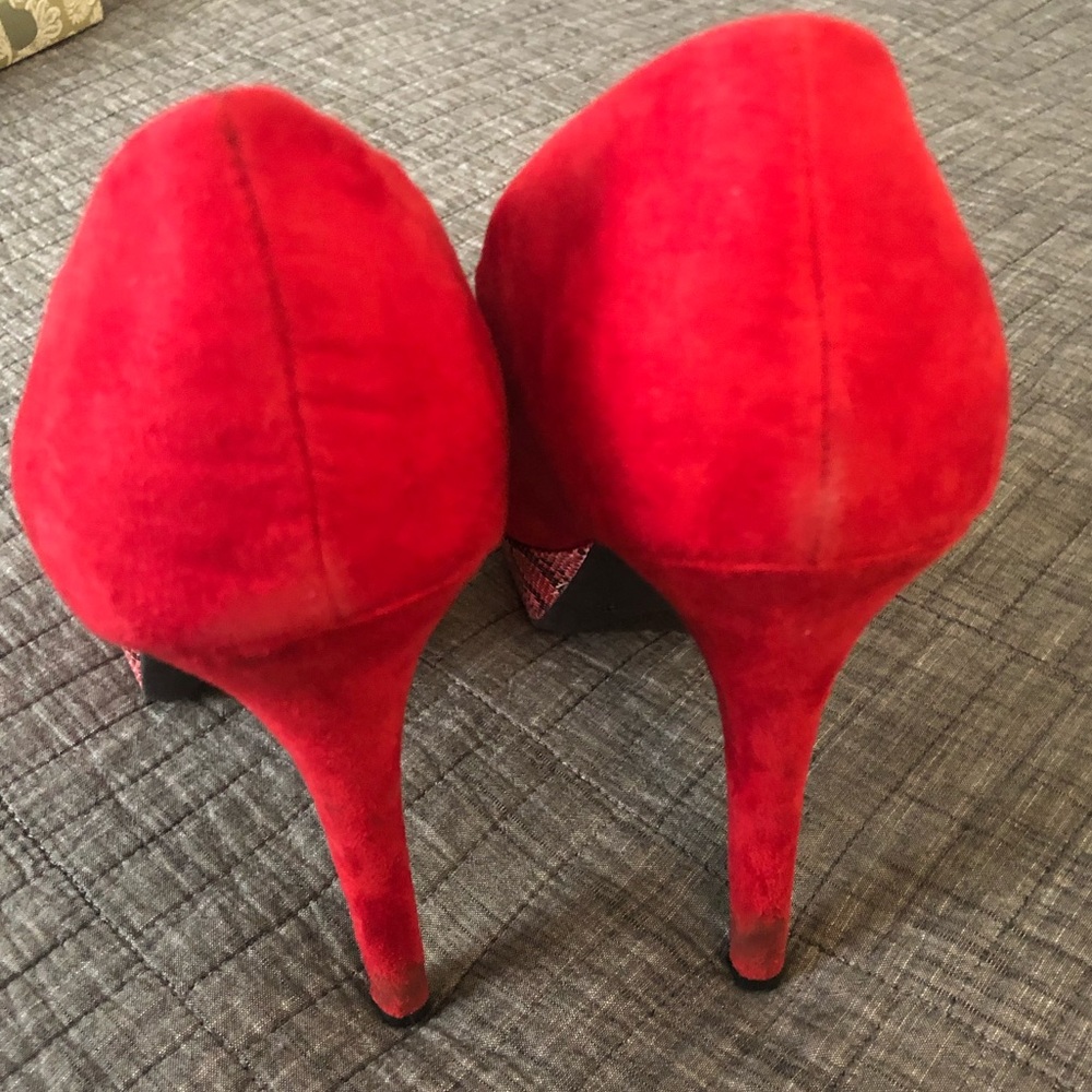 Red Pumps - Picture 4 of 4